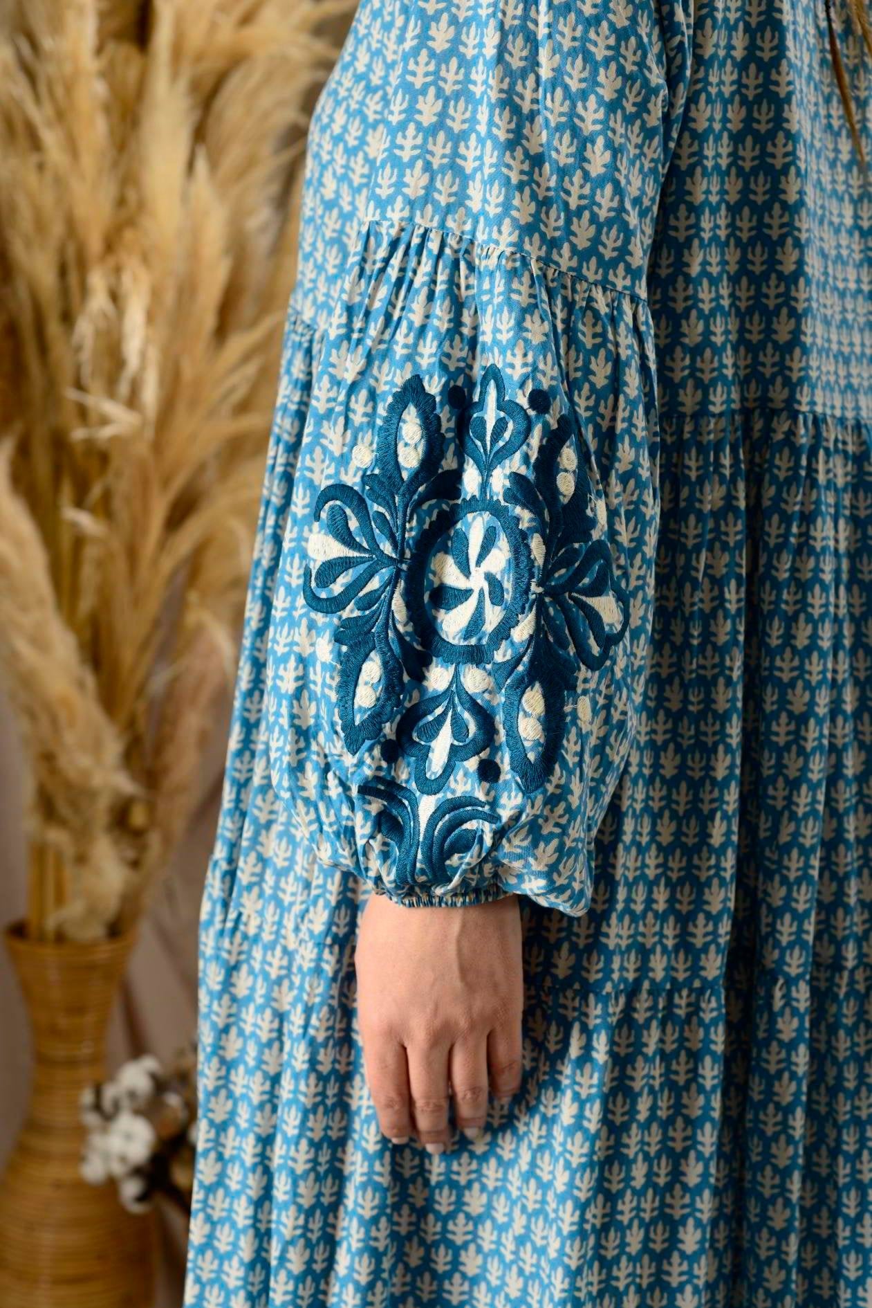 Sharenn Kontrast Nakış İşlemeli Bağcık Yakalı Maxi Elbise